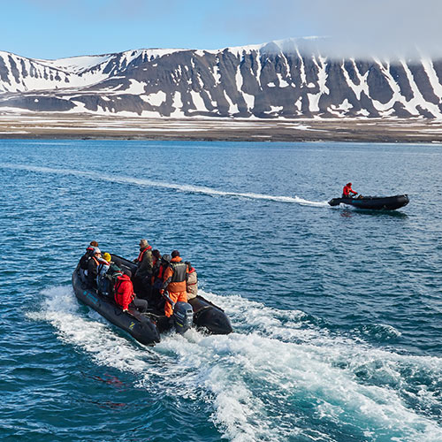 Nord Spitzbergen mit dem Zodiacbooten erkunden © Markus Eichenberger/Oceanwide Expeditions