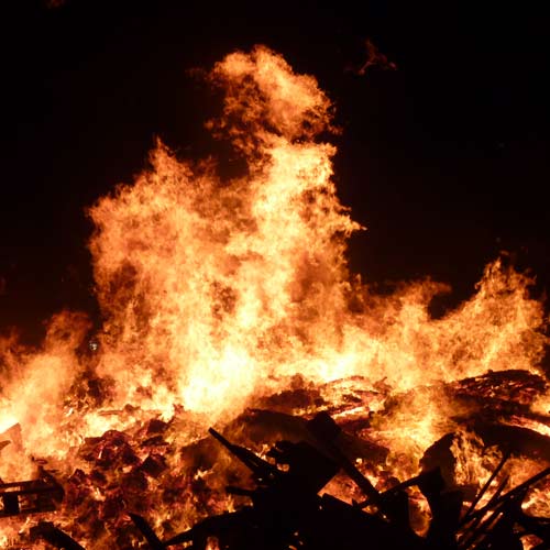 Lagerfeuer zum Neujahr in Island