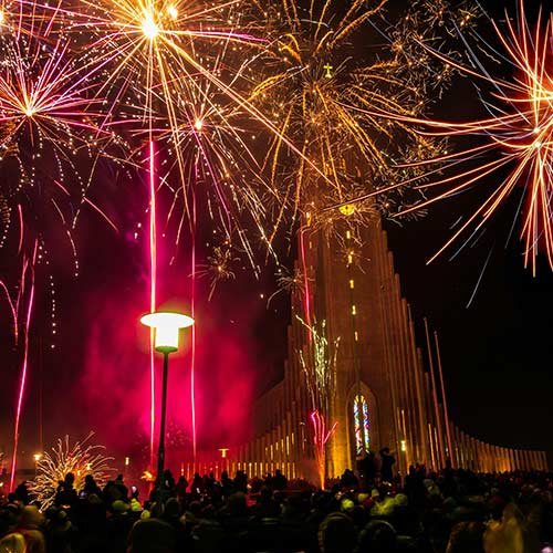 Feuerwerk über Hallgrimskirche in Reykjavik © Foto von Mike Swigunski auf Unsplash
