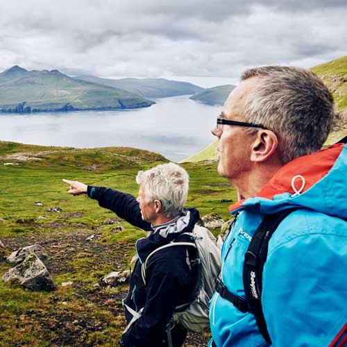 Wanderer auf den Färöer-Inseln © Gabriel Nivera / Visit Faroe Islands