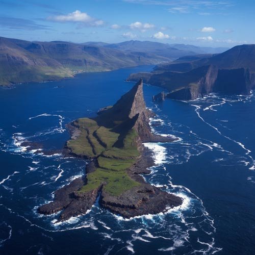 Tindholmur_Atlantic-Airways_visitfaroeislands.com