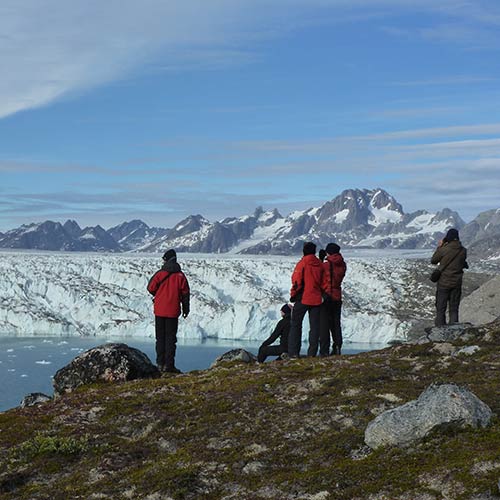 Wanderer vor Gletscher in Ostgrönland © Travel to Life
