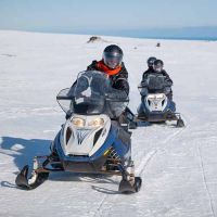 Schneemobilfahren im Winter