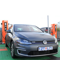 Elektroauto an Ladestation auf Island